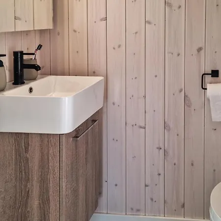 4 Bedroom Amazing In Færvik