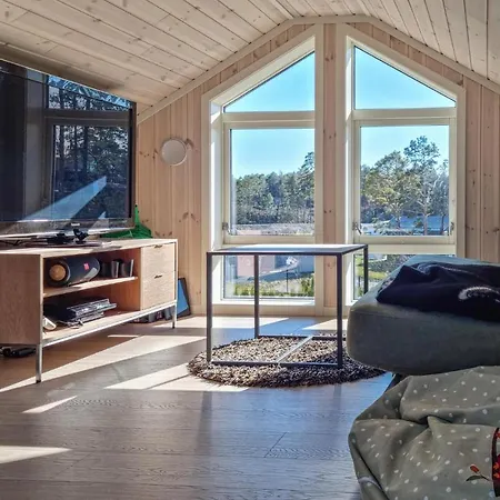 4 Bedroom Amazing In Holiday home