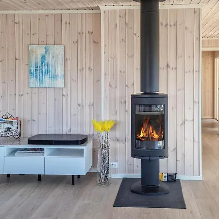 4 Bedroom Amazing In Færvik